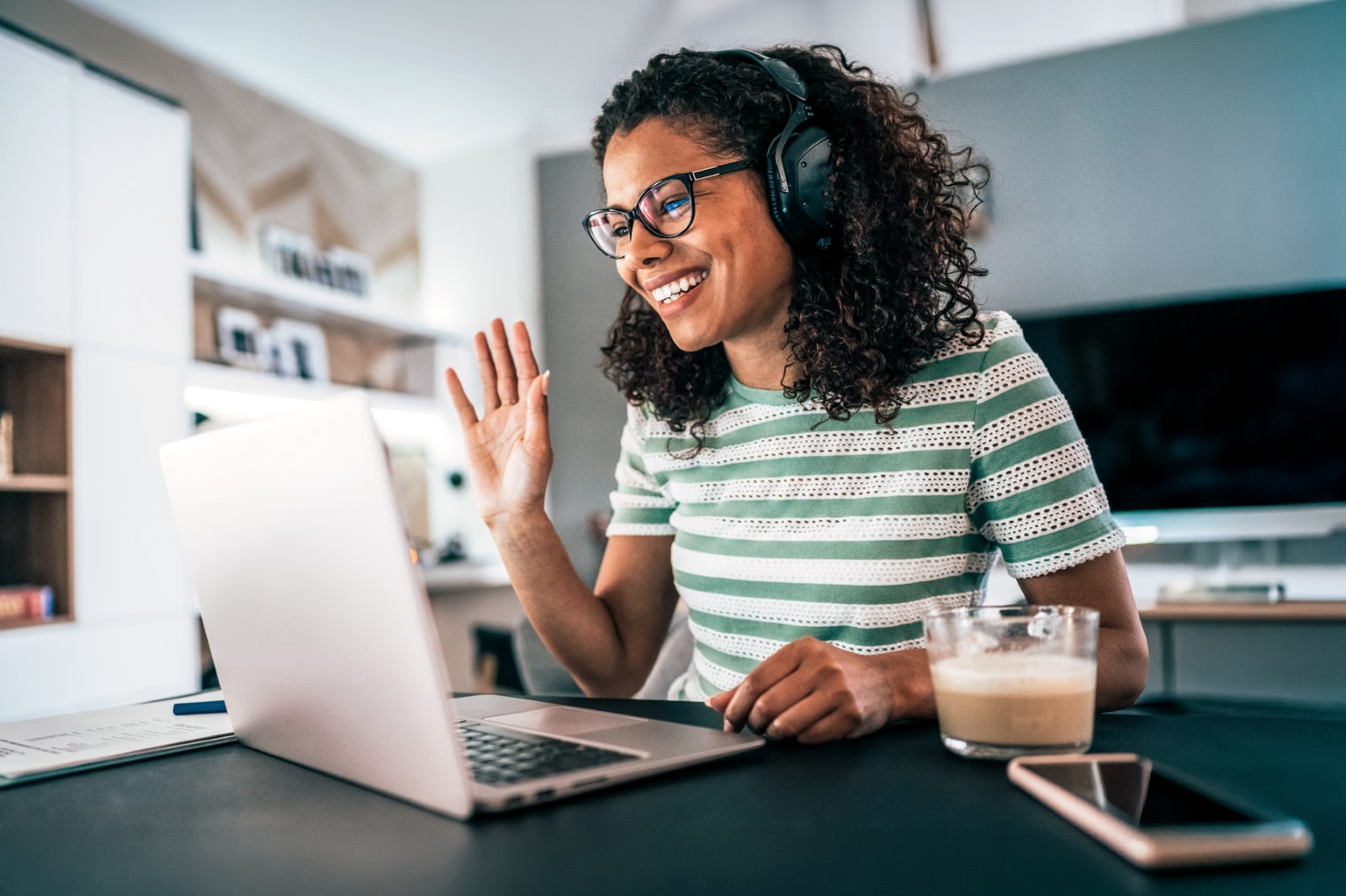 Studentin arbeitet im Online-Call an ihrer Selbstständigkeit.
