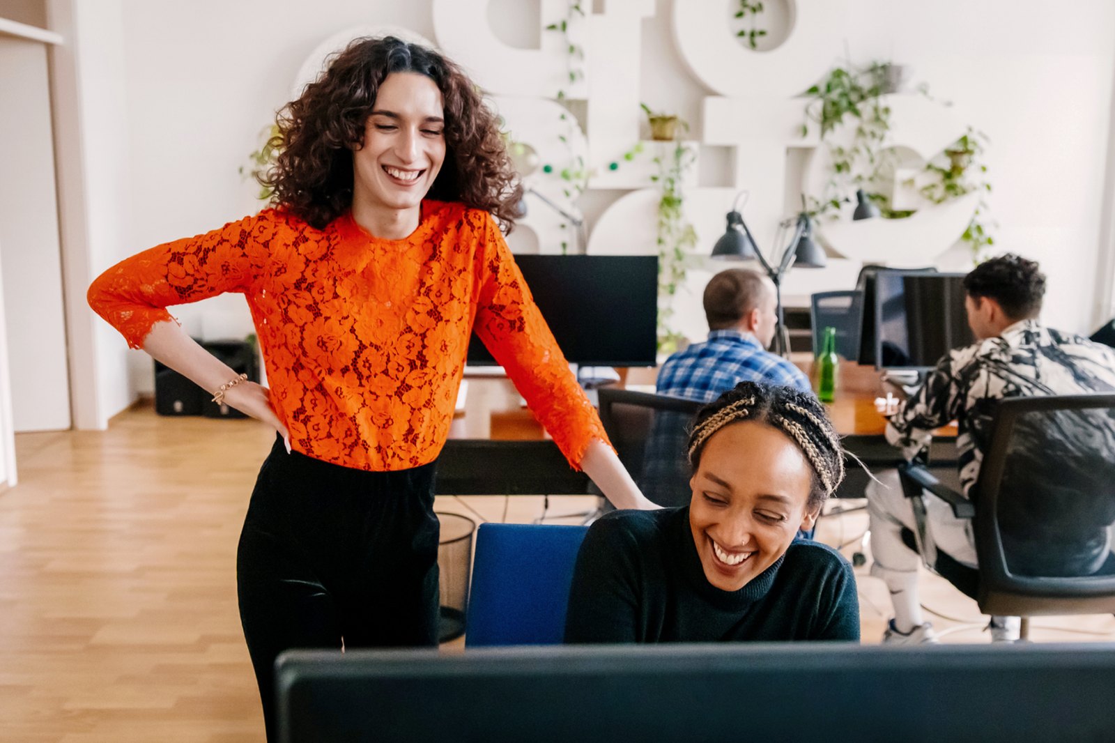 Zwei Kolleginnen im Coworking-Space beim Blick auf den Bildschirm.