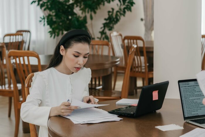 Une étudiante assise devant un ordinateur, organisation , StudySmarter